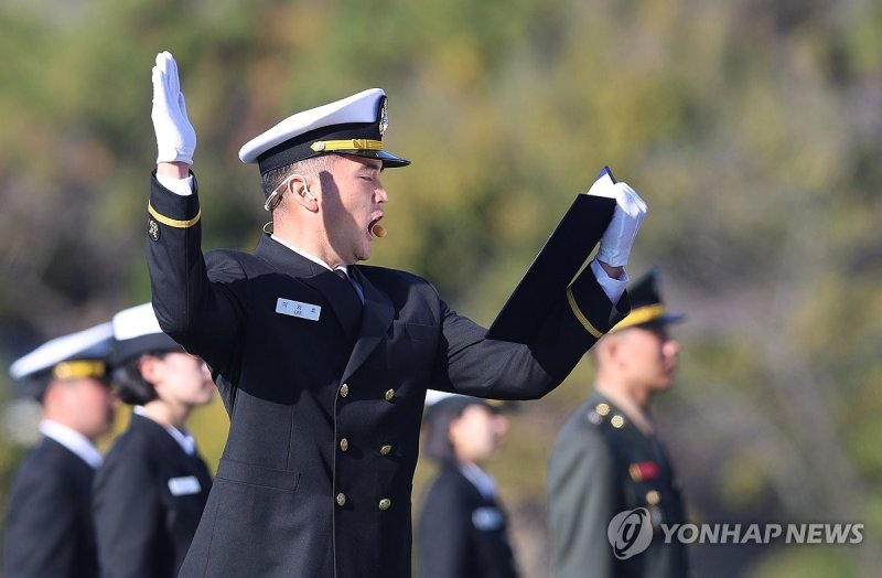 해군 소위 이지호 선서 (출처=연합뉴스)