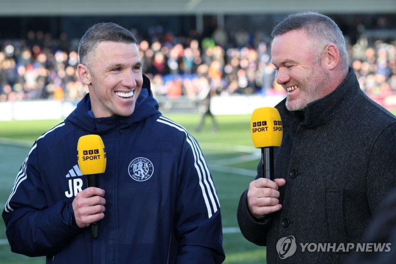 동생인 존 루니 매클스필드 감독을 BBC 해설위원으로 만난 웨인 루니(오른쪽). (출처=연합뉴스)