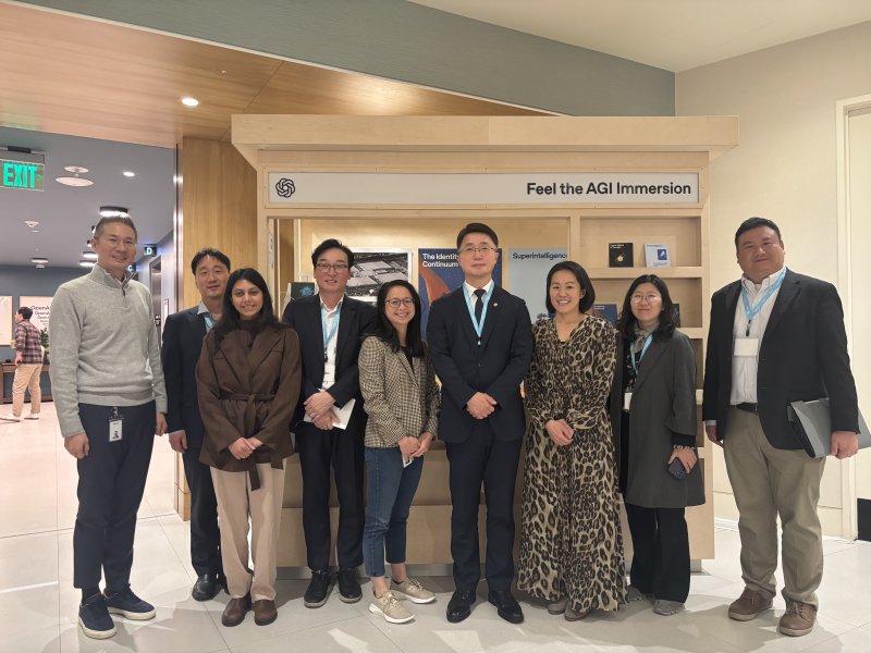 [서울=뉴시스] 류제명 과학기술정보통신부 2차관이 9일(현지시각) 미국 샌프란시스코의 OpenAI 본사를 방문해 크리스 리헤인 글로벌대외협력최고책임자(CGAO)와 AI 인프라 구축, 인재 양성, AI 안전 분야 협력 방안을 논의했다. (사진=과학기술정보통신부 제공) 2026.01.11. photo@newsis.com *재판매 및 DB 금지