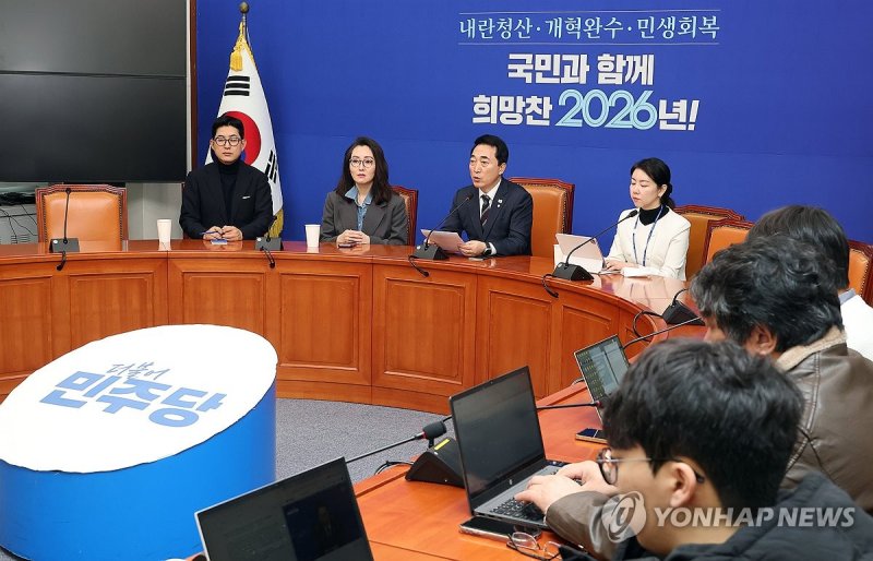 기자 간담회 하는 박수현 수석대변인 (출처=연합뉴스)