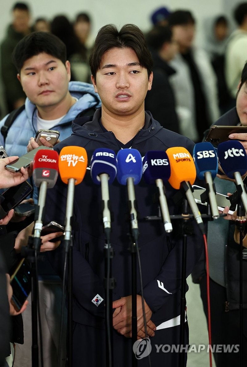 인터뷰하는 고우석 (출처=연합뉴스)