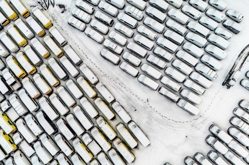 [도울레이스=AP/뉴시스] 영국 웨일스 메르서 티디필 인근 도울레이스에 눈으로 뒤덮인 차량들이 주차돼 있다. 폭풍 고레티가 영국 전역을 계속 강타하고 있다. 2026.01.09.