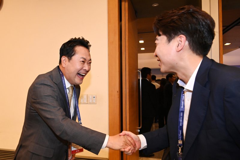 지난해 8월 26일 서울 중구 대한상공회의소에서 열린 '문화미래리포트(MFR) 2025 트러피즘 향방과 대한민국의 선택' 국제 포럼에서 장동혁 국민의힘 대표(왼쪽)와 이준석 개혁신당 대표가 인사를 나누고 있다. 2025.8.26/뉴스1 ⓒ News1 국회사진기자단