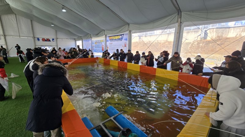 홍천강 꽁꽁축제 실내낚시터 (출처=연합뉴스)