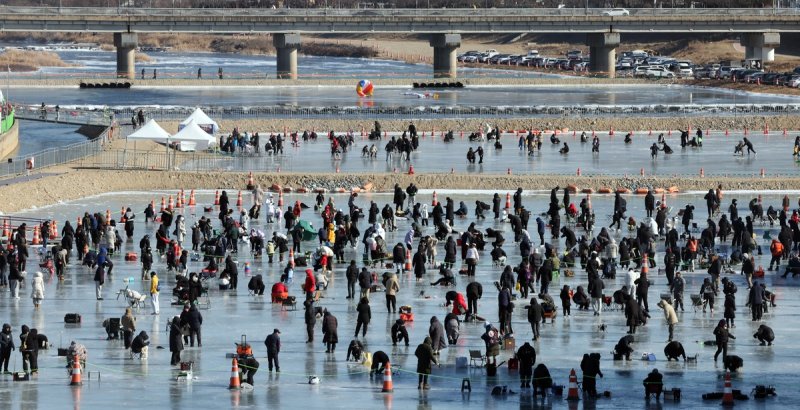 홍천강 꽁꽁축제 사흘째를 맞은 11일 인파 (출처=연합뉴스)
