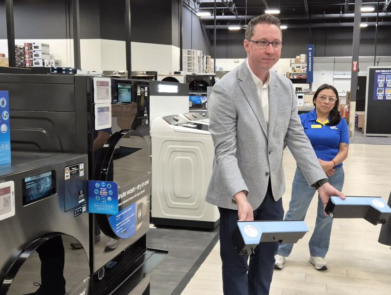 8일(현지시간) 미국 라스베이거스 소재 바이스바이 매장에서 삼성전자 미국법인 CE부문 데이먼 엑스탐 시니어 매니저가 "미국 소비자들은 삼성전자의 AI 콤보 세탁건조기 기능 중에서도 특히 AI 세제 자동 맞춤 기능을 좋아한다"며 세제통을 들어보이고 있다. 사진=조은효 기자