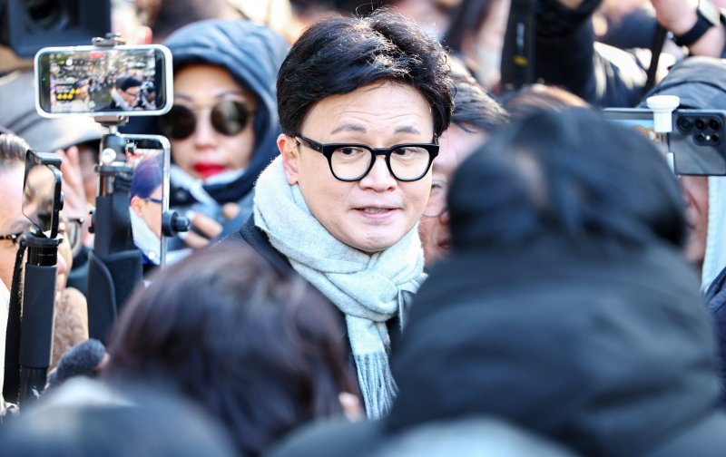 [서울=뉴시스] 김명년 기자 = 한동훈 국민의힘 전 대표가 3일 오후 서울 여의도 국회 경내에서 열린 12.3 비상계엄 1주년 기자회견에서 발언을 마치고 이동하고 있다. 2025.12.03. kmn@newsis.com