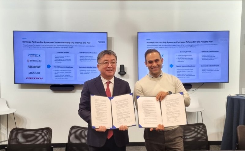 [포항=뉴시스] 장상길 부시장 등 포항시 대표단은 9일(현지시각) 미국 샌프란시스코에 있는 세계적인 창업·육성 플랫폼 '플러그 앤 플레이(Plug and Play)'를 방문해 스타트업 육성과 창업 생태계 조성을 위한 업무 협력 의향서(LOI)를 체결했다. 업무 협력 의향서를 체결한 후 장 부시장(왼쪽)과 소브한 카니 플러그 앤 플레이 부사장이 기념 촬영하는 모습. (사진=포항시 제공) 2026.01.11. photo@newsis.com