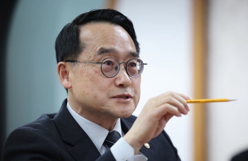 허철훈 중앙선거관리위원회 사무총장이 16일 경기 과천시 중앙선거관리위원회에서 뉴스1과 인터뷰를 하고 있다. 2025.12.16/뉴스1 ⓒ News1 박지혜 기자