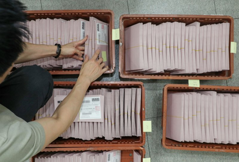 제21대 대선을 일주일 앞둔 27일 인천국제공항 국제우편물류센터에서 중앙선거관리위원회 관계자가 국내로 회송된 재외투표용지를 확인하고 있다. (공동취재) 2025.5.27/뉴스1 ⓒ News1 김명섭 기자