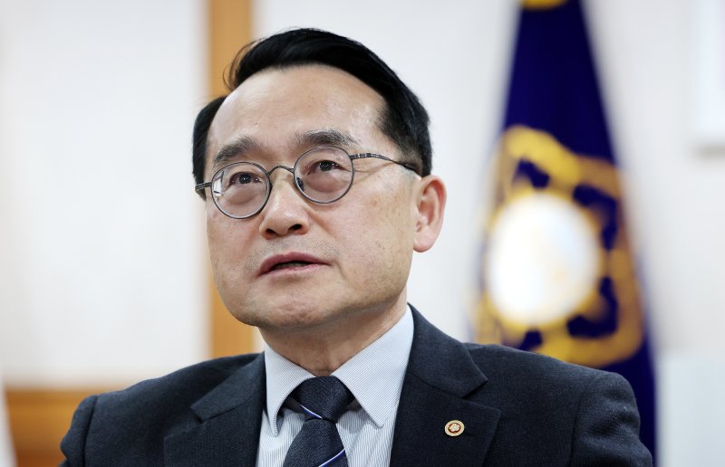 허철훈 중앙선거관리위원회 사무총장이 16일 경기 과천시 중앙선거관리위원회에서 뉴스1과 인터뷰를 하고 있다. ⓒ News1 박지혜 기자