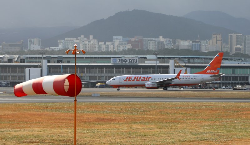 제주 전역에 강풍특보가 내려진 11일 오전 제주국제공항 활주로에 강한 바람이 불고 있다. 2026.1.11/뉴스1 ⓒ News1 오미란 기자