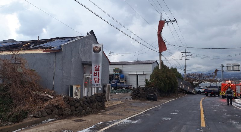 제주 전역에 강풍특보가 내려진 11일 오전 8시43분쯤 제주시 한림읍의 한 도로 식당건물에서 지붕 날림 사고가 발생했다.(제주특별자치도 소방안전본부 제공, 재판매 및 DB 금지) 2026.1.11/뉴스1 ⓒ News1 오미란 기자