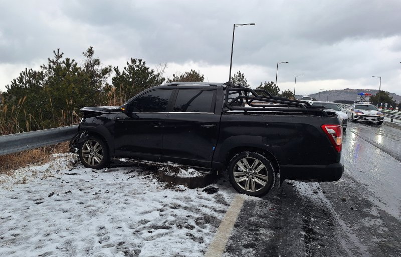 제주에 대설특보가 내려진 11일 오전 9시28분쯤 서귀포시 안덕면의 한 도로에 차량 한 대가 미끄러져 있다.(제주특별자치도 소방안전본부 제공, 재판매 및 DB 금지) 2026.1.11/뉴스1 ⓒ News1 오미란 기자
