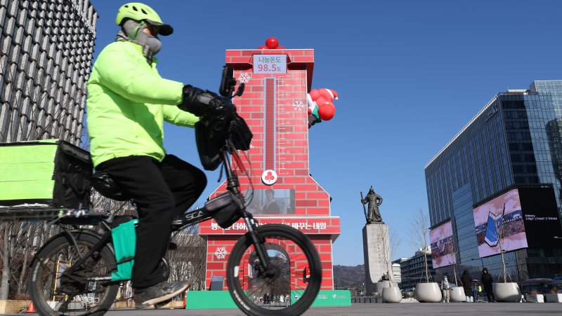 [서울=뉴시스] 추상철 기자 = 11일 오전 서울 종로구 광화문광장에 설치된 사랑의 온도탑에 '나눔온도 98.5도'라고 표시돼 있다. 2026.01.11. scchoo@newsis.com