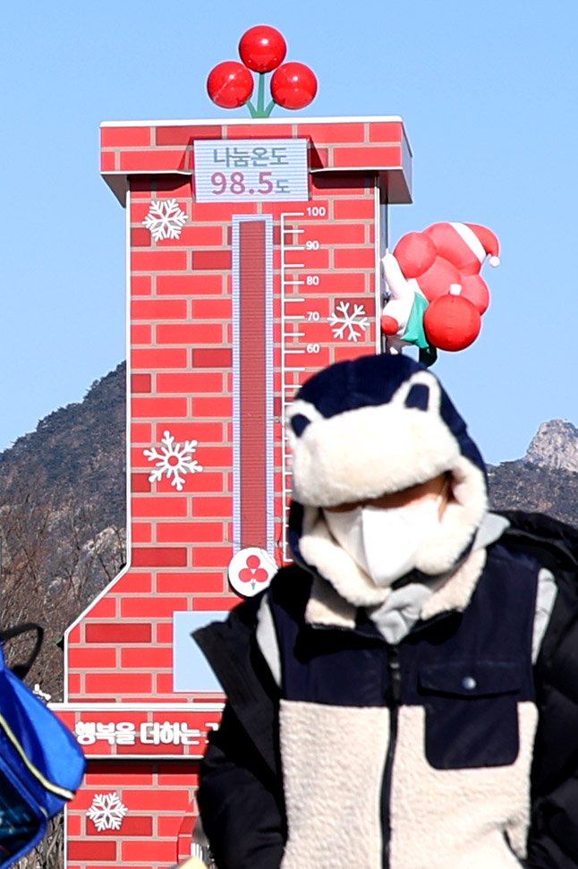 [서울=뉴시스] 추상철 기자 = 11일 오전 서울 종로구 광화문광장에 설치된 사랑의 온도탑에 '나눔온도 98.5도'라고 표시돼 있다. 2026.01.11. scchoo@newsis.com