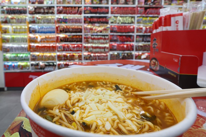 "한봉에 1000원짜리, 미국선 9000원"...K라면이 10억달러 벌 수밖에 이유 - 뉴스 썸네일 이미지