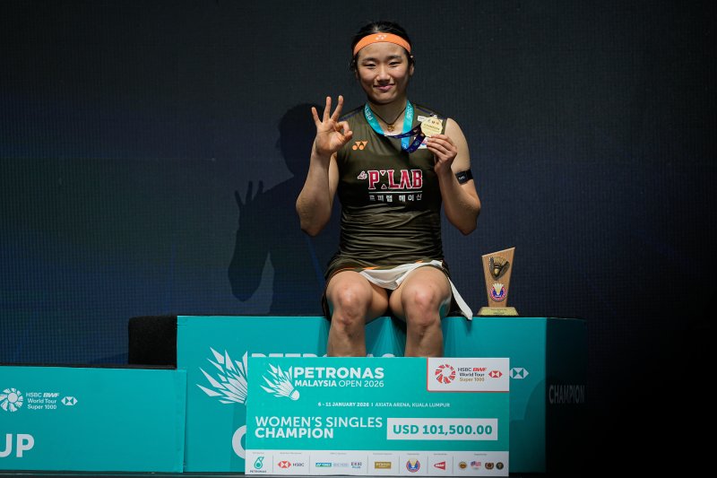 메달을 들고 환하게 웃고 있는 안세영.뉴시스