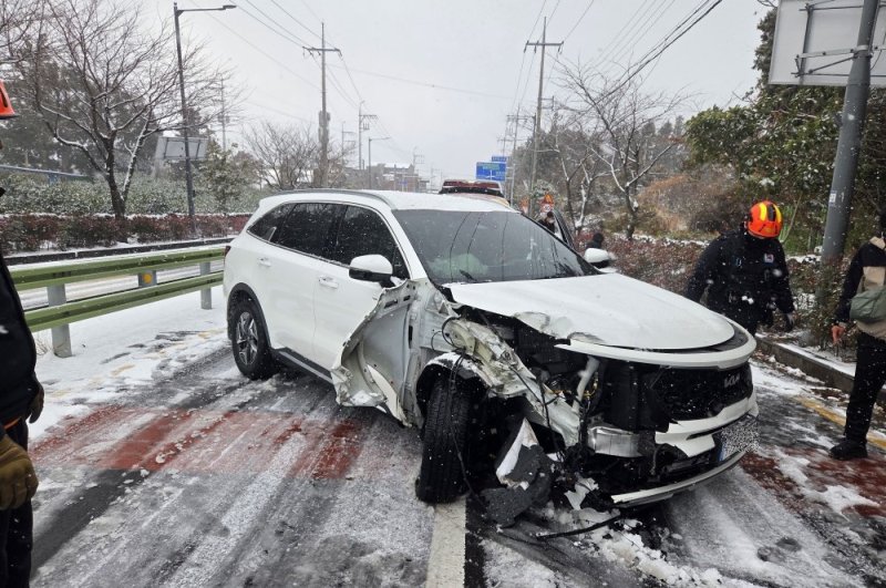 [서귀포=뉴시스] 11일 오전 제주 서귀포시 동홍동 인근 도로에서 차량이 눈길에 미끄러져 출동한 119가 안전조치를 하고 있다. (사진=제주도소방안전본부 제공) 2026.01.11. photo@newsis.com *재판매 및 DB 금지