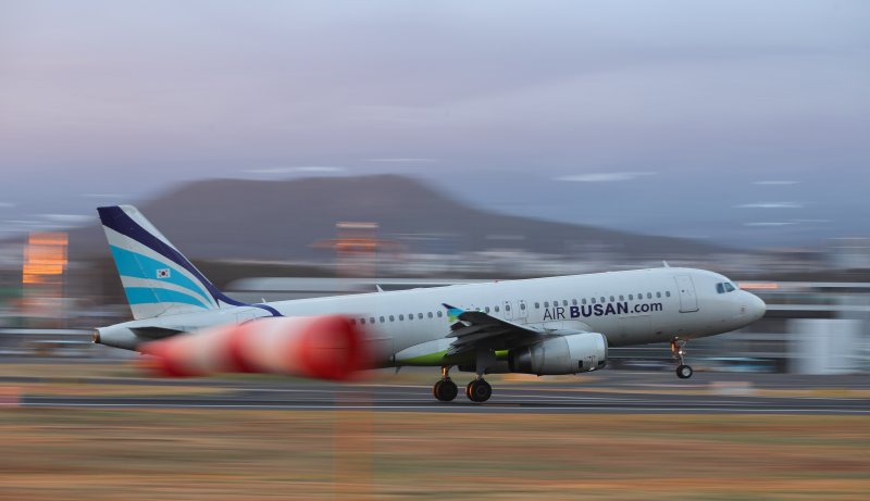 [제주=뉴시스] 우장호 기자 = 강풍특보가 발효된 11일 오전 제주국제공항 활주로에서 항공기들이 강한 바람을 뚦고 무사히 착륙하고 있다.기상청에 따르면 제주도는 12일 새벽까지 바람이 초속 20m(산지 25m) 이상으로 강하게 불어 항공기 운항에 차질이 예상된다. 2026.01.11. woo1223@newsis.com