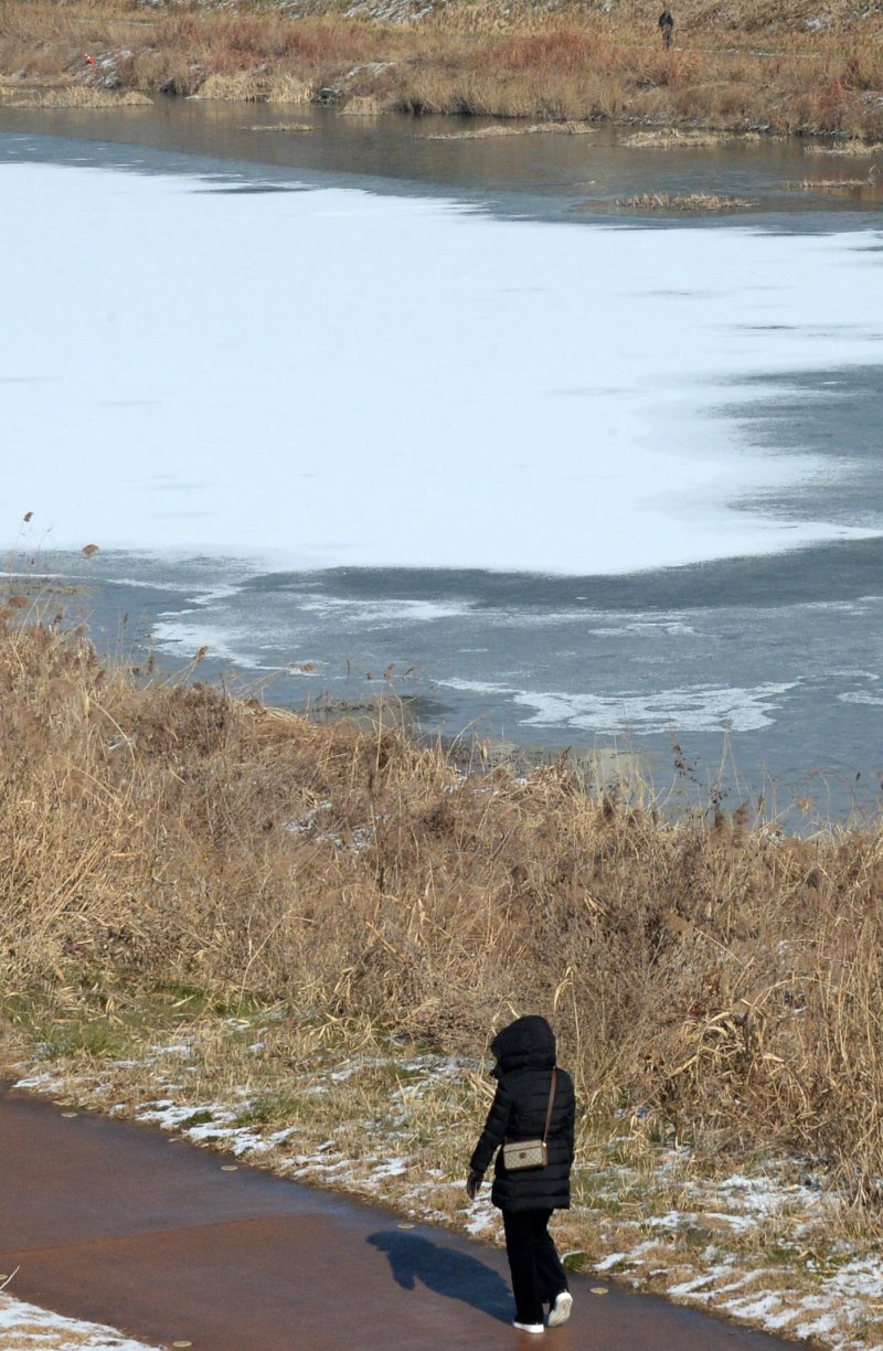 [전주=뉴시스] 김얼 기자 = 전북 곳곳이 연일 영하권의 날씨가 이어지고 있는 11일 전북 전주시 서신동 인근 전주천이 꽁꽁 얼어붙어 있다. 2026.01.11. pmkeul@newsis.com