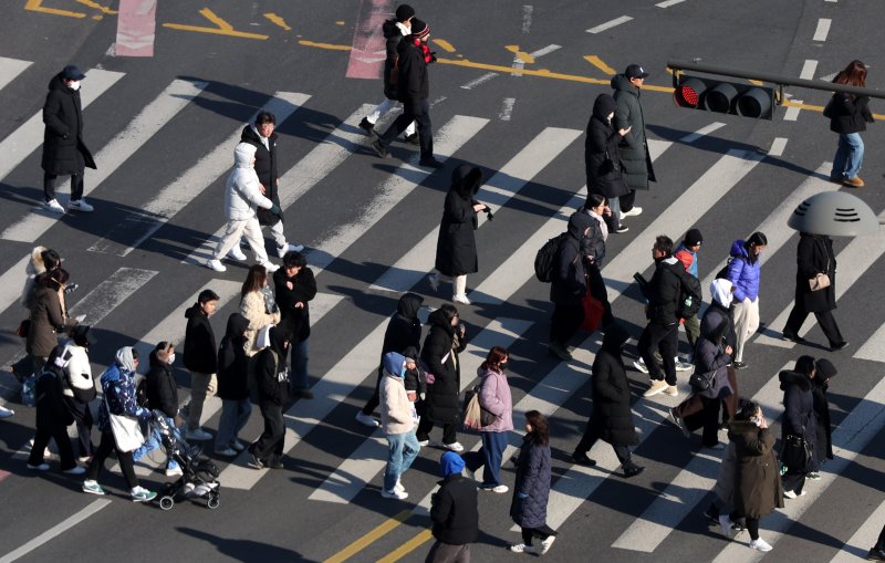 [서울=뉴시스] 추상철 기자 = 한파가 몰아닥친 11일 오후 서울 종로구 광화문 앞에서 몸을 잔뜩 웅크린 관광객과 시민들이 발걸음을 재촉하고 있다. 2026.01.11. scchoo@newsis.com