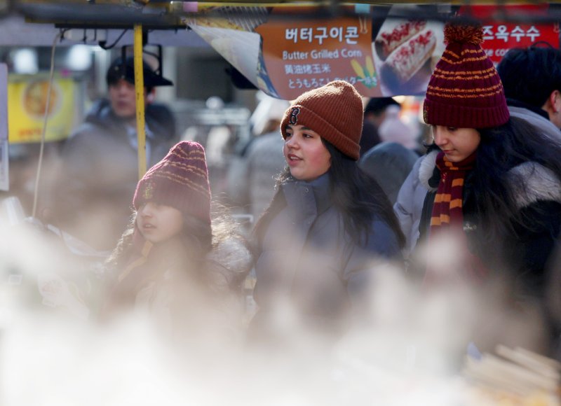 [서울=뉴시스] 김진아 기자 = 영하권 추위가 이어지고 있는 11일 서울 중구 명동을 찾은 여행객들이 두꺼운 옷차림으로 이동하고 있다. 2025.01.11. bluesoda@newsis.com