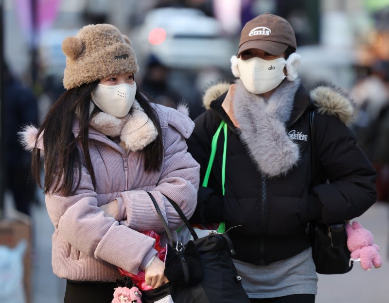 [서울=뉴시스] 김진아 기자 = 영하권 추위가 이어지고 있는 11일 서울 중구 명동을 찾은 여행객들이 두꺼운 옷차림으로 이동하고 있다. 2025.01.11. bluesoda@newsis.com
