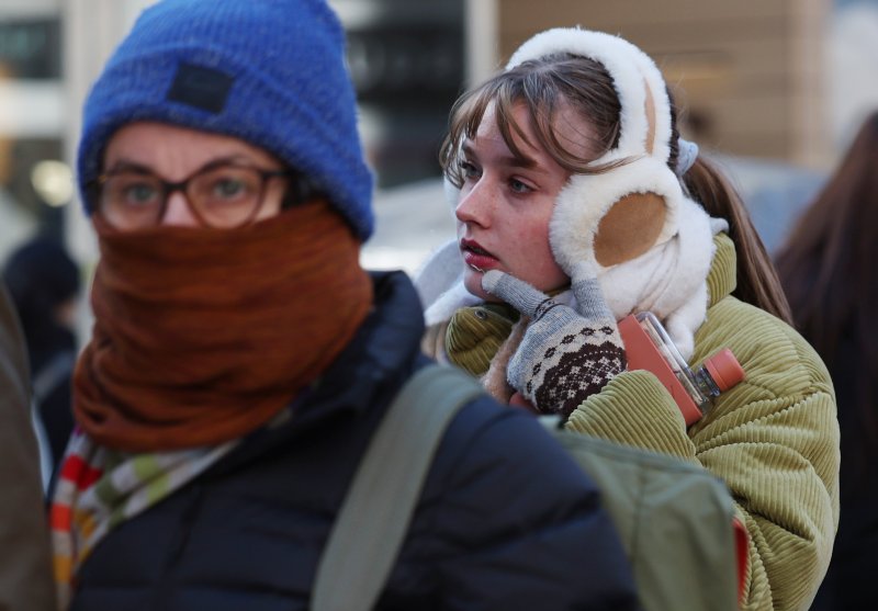 [서울=뉴시스] 김진아 기자 = 영하권 추위가 이어지고 있는 11일 서울 중구 명동을 찾은 여행객들이 두꺼운 옷차림으로 이동하고 있다. 2025.01.11. bluesoda@newsis.com