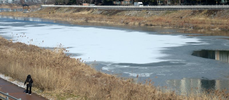 [전주=뉴시스] 김얼 기자 = 전북 곳곳이 연일 영하권의 날씨가 이어지고 있는 11일 전북 전주시 서신동 인근 전주천이 꽁꽁 얼어붙어 있다. 2026.01.11. pmkeul@newsis.com