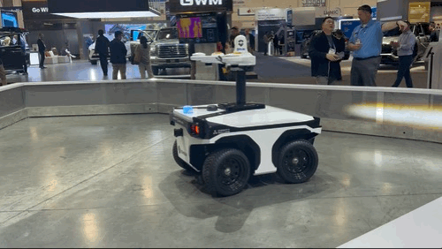지난 6일(현지시간) 개막한 CES 2026 전시장에서 미국 오시코시의 경계 보안 로봇이 시연되고 있다. 사진=임수빈 기자