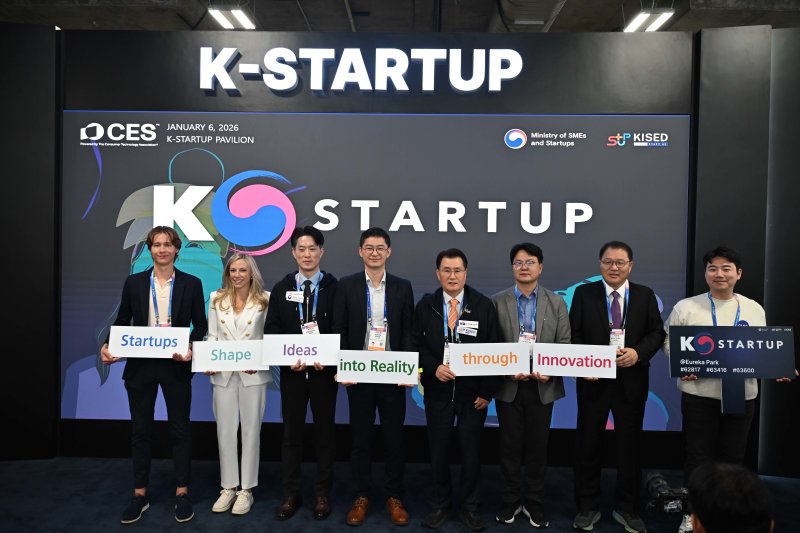 노용석 중소벤처기업부 제1차관(왼쪽 세번째)이 6일(현지시간) 미국 라스베이거스에서 열린 CES 2026 ‘K-스타트업 통합관 개관식’에서 참석자들과 기념촬영을 하고 있다. (중소벤처기업부 제공. 재판매 및 DB 금지) 2026.1.7/뉴스1