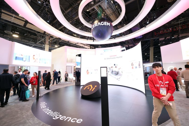 세계 최대 IT(정보기술)·가전 전시회 'CES 2026' 개막 이틀차인 7일(현지시간) 미국 네바다주 라스베이거스 베네치안엑스포 유레카관에서 세라젬 부스를 찾은 관람객들이 제품을 살펴보고 있다. 2026.1.8/뉴스1 ⓒ News1 황기선 기자