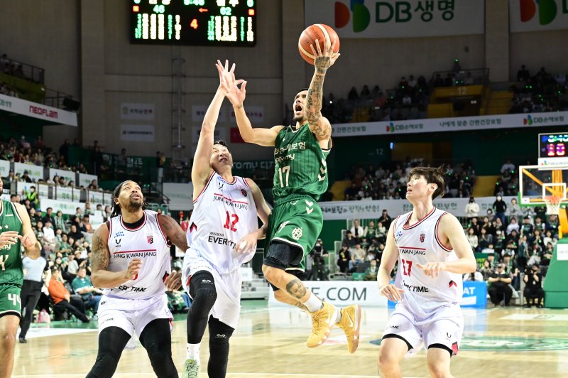 [서울=뉴시스] 프로농구 원주 DB의 이선 알바노. (사진=KBL 제공)