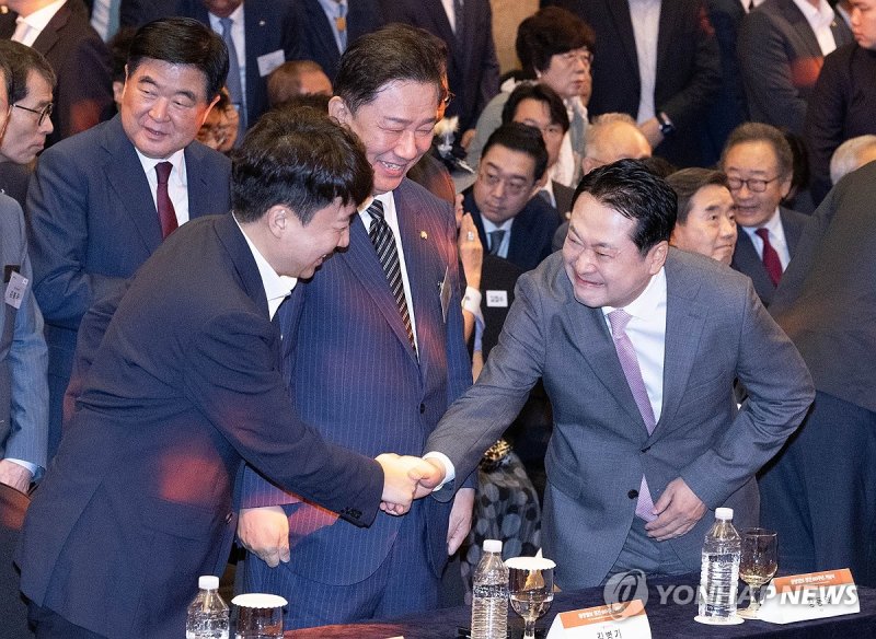 인사하는 장동혁-이준석 (출처=연합뉴스)