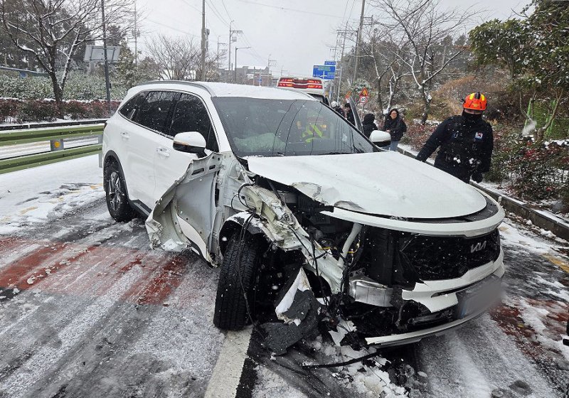 제주에 대설특보가 내려진 11일 오전 9시57분쯤 서귀포시 동홍동의 한 도로에 차량 한 대가 미끄러져 있다.(제주특별자치도 소방안전본부 제공, 재판매 및 DB 금지) 2026.1.11/뉴스1 ⓒ News1 오미란 기자