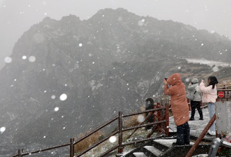 제주에 대설·강풍·풍랑특보가 내려진 11일 오후 서귀포시 성산일출봉에 눈보라가 치고 있다. 2026.1.11/뉴스1 ⓒ News1 오미란 기자