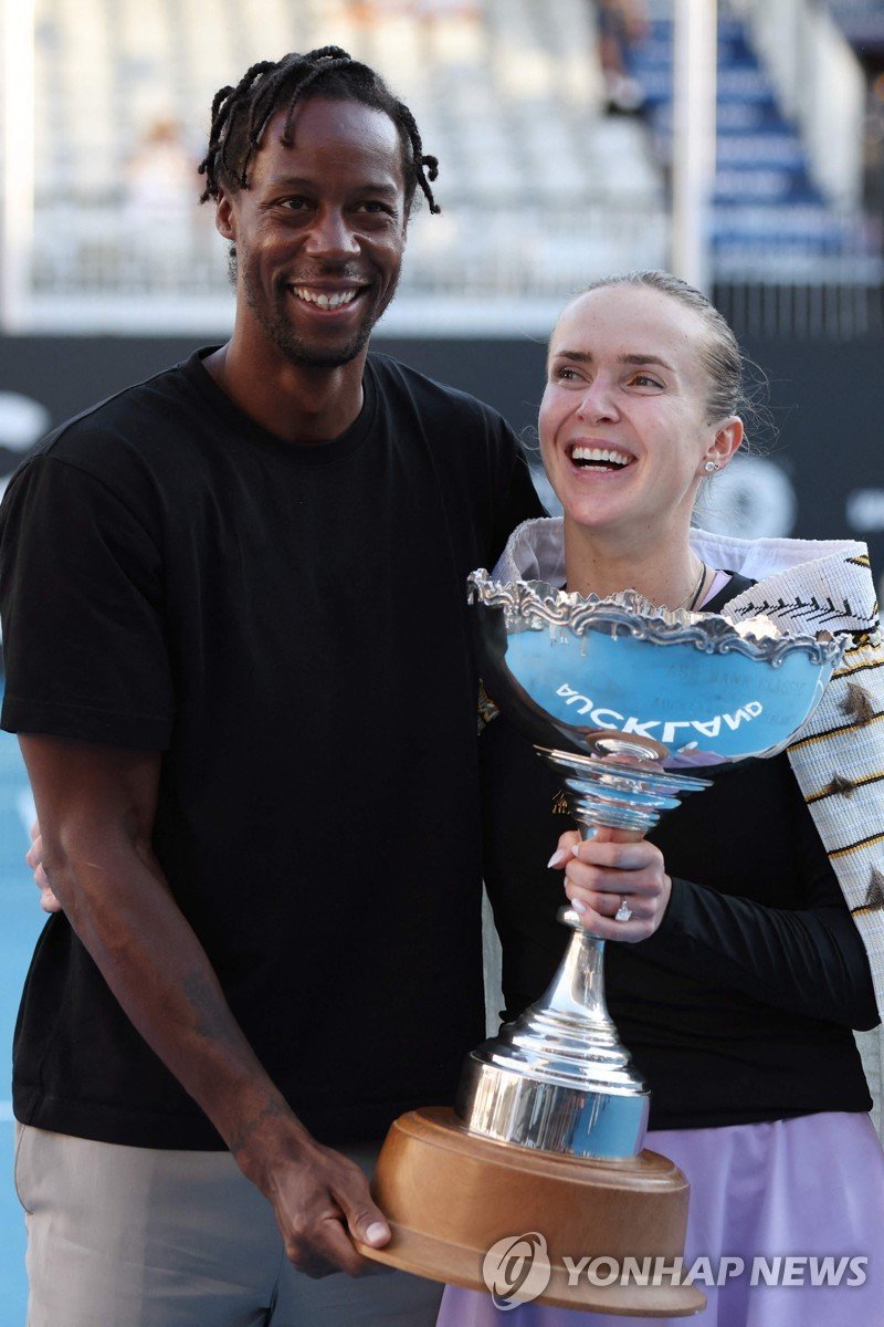 남편 몽피스(왼쪽)와 함께 트로피를 든 스비톨리나. (출처=연합뉴스)