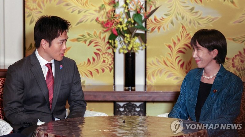 다카이치 사나에 총리와 요시무라 히로후미 일본유신회 대표 (출처=연합뉴스)