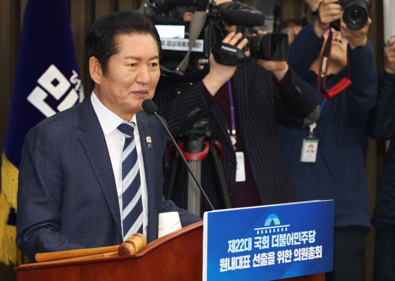 [서울=뉴시스] 조성봉 기자 = 정청래 더불어민주당 대표가 11일 오후 서울 여의도 국회에서 열린 제22대 국회 더불어민주당 제2기 원내대표 선출 의원총회에서 발언을 하고 있다. 2026.01.11. suncho21@newsis.com