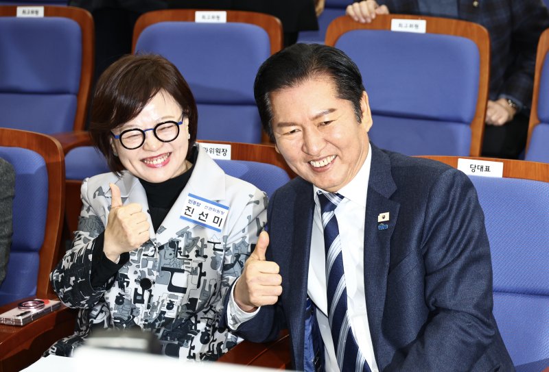 [서울=뉴시스] 김명년 기자 = 정청래 더불어민주당 대표가 11일 오후 서울 여의도 국회에서 열린 원내대표 선출을 위한 의원총회에서 진선미 선거관리위원장과 기념촬영하고 있다. 2026.01.11. kmn@newsis.com