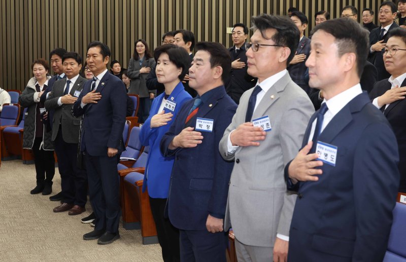 [서울=뉴시스] 조성봉 기자 = 정청래 더불어민주당 대표와 원내대표 후보자들이 11일 오후 서울 여의도 국회에서 열린 제22대 국회 더불어민주당 제2기 원내대표 선출 의원총회에서 국민의례를 하고 있다. 2026.01.11. suncho21@newsis.com