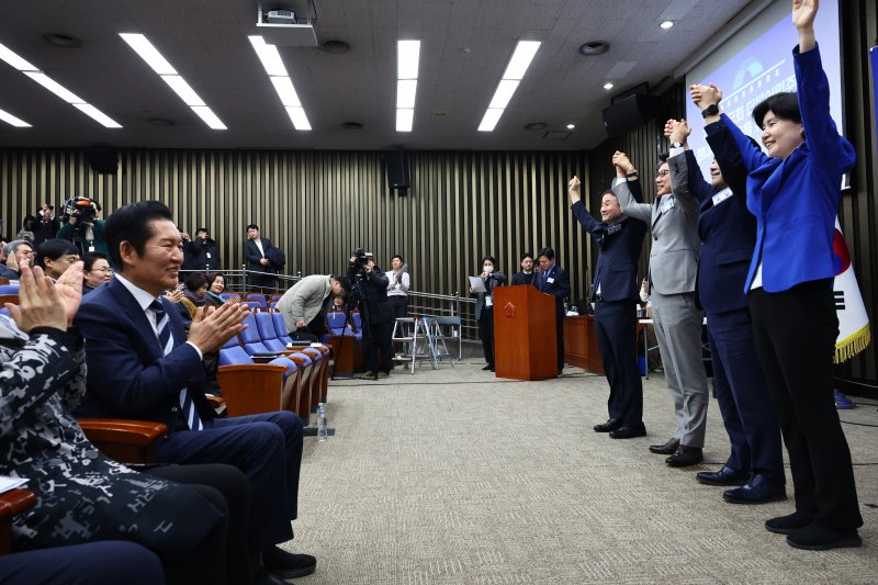 [서울=뉴시스] 김명년 기자 = 정청래 더불어민주당 대표가 11일 오후 서울 여의도 국회에서 열린 원내대표 선출을 위한 의원총회에서 기념촬영하는 후보자들을 보며 박수치고 있다. 2026.01.11. kmn@newsis.com