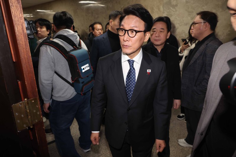 [서울=뉴시스] 조성봉 기자 = 김민석 국무총리가 11일 오후 서울 여의도 국회에서 열린 제22대 국회 더불어민주당 제2기 원내대표 선출 의원총회에 투표를 위해 입장하고 있다. 2026.01.11. suncho21@newsis.com