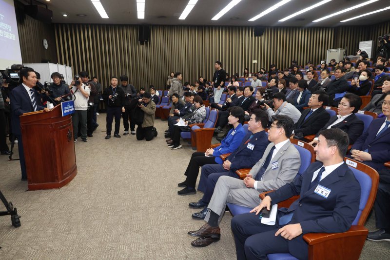 [서울=뉴시스] 조성봉 기자 = 정청래 더불어민주당 대표가 11일 오후 서울 여의도 국회에서 열린 제22대 국회 더불어민주당 제2기 원내대표 선출 의원총회에서 발언을 하고 있다. 2026.01.11. suncho21@newsis.com