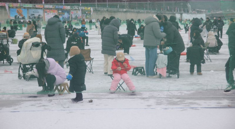 [화천=뉴시스]서백 기자=주말을 맞은 11일 화천산천어축제장을 찾은 수많은 가족 단위 관광객들이 산천어 낚시를 즐기고 있다. 2026.01.11. syi23@newsis.com