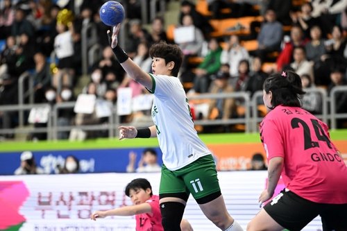 11일 경기에서 패스를 시도하는 부산시설공단 류은희 (출처=연합뉴스)