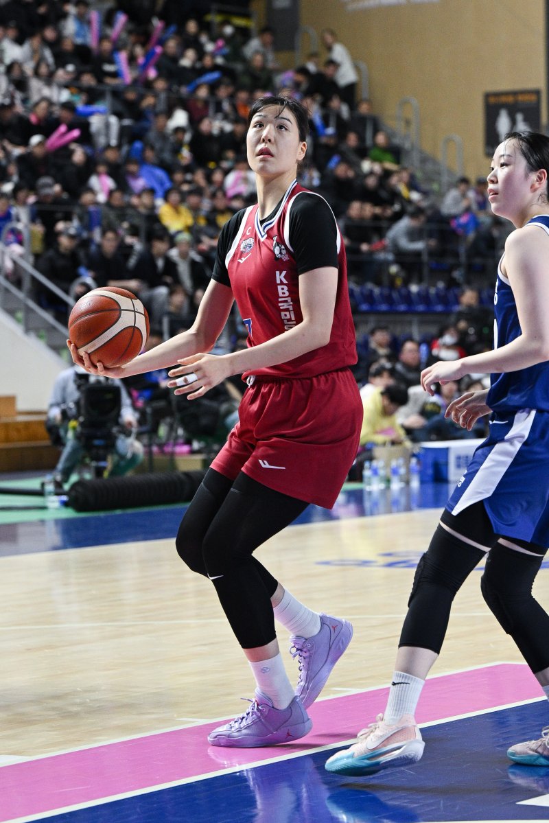 [서울=뉴시스] 여자프로농구 청주 KB국민은행의 박지수. (사진=WKBL 제공) *재판매 및 DB 금지