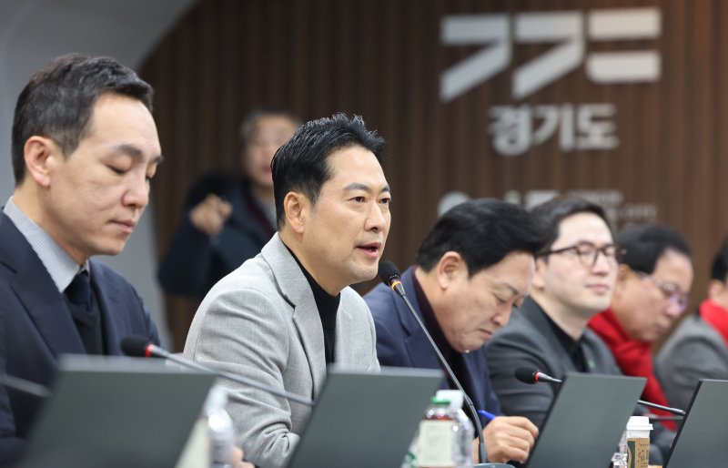 장동혁 국민의힘 대표가 지난 9일 경기 용인시 원삼면 SK하이닉스 용인 공사 현장에서 열린 간담회에서 모두발언을 하고 있다. 2026.1.9/뉴스1 ⓒ News1 김영운 기자