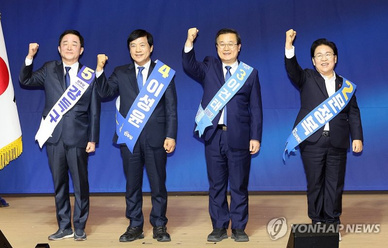 인사하는 더불어민주당 최고위원 보궐선거 후보들 (출처=연합뉴스)